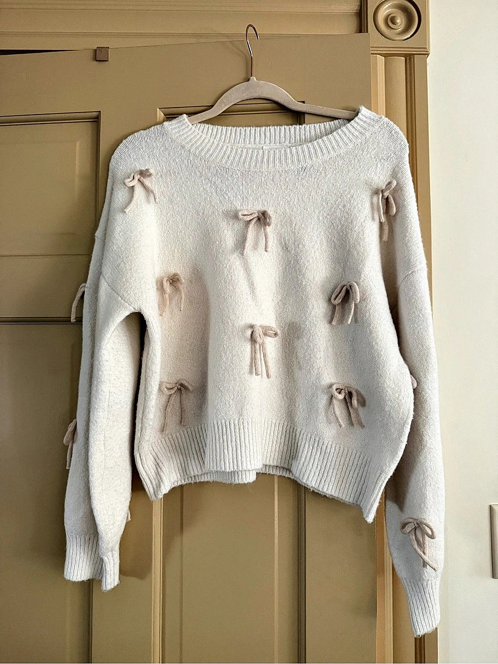 Luna Ivy Bow Detail Sweater in White Size Medium Like New